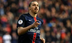 Zlatan Ibrahimovic célèbre un but contre Caen, le 16 avril 2016 au Parc des Princes de Paris