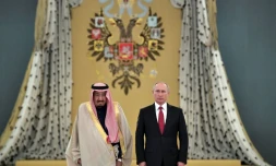 Le président russe Vladimir Poutine reçoit le roi Salmane d'Arabie saoudite, le 5 octobre 2017 à Moscou