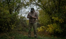 Un pilote de drone ukrainien à l'entraînement, dans l'est de l'Ukraine, le 9 octobre 2025