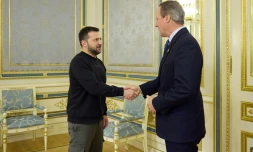 Le président ukrainien Volodymyr Zelensky (g) reçoit le chef de la diplomatie britannique David Cameron, le 16 novembre 2023 à Kiev