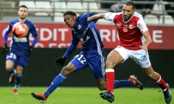 Le défenseur marocain de Reims Yunis Abdelhamid (d) à la lutte avec l'attaquant sud-africain de Strasbourg Lebo Mothiba, le 15 décembre 2018 à Reims