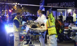 Une victime de l'attaque au Bataclan évacuée sur une civière le 14 novembre 2015 à Paris