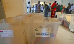 Préparatifs dans un bureau de vote de Ouagadougou à la veille des élections présidentielle et législatives, le 21 novembre 2020