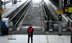 Un agent de la SNCF gare de Lyon à Paris, au 2e jour de la grève au sein de la compagnie ferroviaire, le 4 avril 2018