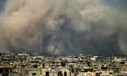 Nuage de fumée après un raid aérien sur une zone rebelle de la ville syrienne de Deraa (sud), le 8 août 2017