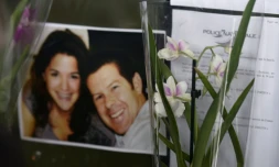 Des fleurs devant une photo de Jessica Schneider et Jean-Baptiste Salvaing lors de l'hommage qui leur a été rendu le 16 juin 2016 à Mantes-le-Jolie