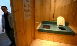 Des toilettes sèches exposées à la Biennale d'architecture de Venise le 17 mai 2023