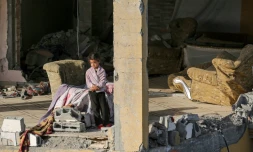 Une fillette dans un immeuble dévasté par les frappes israéliennes, à Bureij, dans le centre de la bande de Gaza, le 1er juin  2025