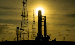 Le lanceur Artémis II et le vaisseau Orion en attente sur le pas de tir du Centre spatial Kennedy, le 31 mars 2026 à Cape Canaveral, en Floride