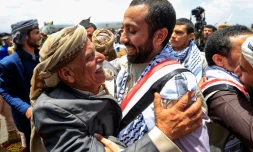 Un homme âgé embrasse l'un des prisonniers Houthis  échangés dans le cadre d'un accord avec le gouvernement internationalement reconnu du Yémen à son arrivée à l'aéroport international de Sanaa le 14 avril 2023