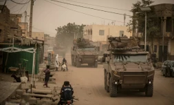 Des soldats de l'opération Barkhane en véhicules blindés patrouillent dans les rues de Tombouctou avant la cérémonie de passation à l'armée malienne, le 14 décembre 2021 au Mali