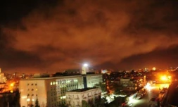 Une photo publiée sur le compte Twitter du Central military media du gouvernement syrien montre une explosion dans les environs de Damas après des frappes occidentales annoncées par Washington contre des cibles en Syrie, le 14 avril 2018