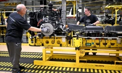 Des employés sur une ligne de production d'Opel, le 8 juin 2024 à Ruesselsheim, dans l'ouest de l'Allemagne