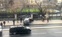 Une photo obtenue par le compte twitter de James West montre une voiture arrêtée devant le palace de Westminster non loin du Parlement britannique, le 22 mars 2017 à Londres