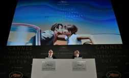Le délégué général du Festival Thierry Frémaux (g) et le président du Festival, Pierre Lescure, lors d'une conférence de presse, le 12 avril 2018 à Cannes