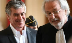 Jérôme Cahuzac quitte la cour d'appel de Paris au côté de l'un de ses avocats, Jean-Alain Michel (d), le 15 mai 2018