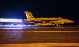 Un avion décolle du porte-avions américain USS Dwight D. Eisenhower en mer Rouge, le 12 janvier 2024