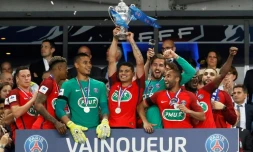 Le défenseur Thiago Silva (c) brandit le trophée après la victoire du PSG en finale de la Coupe de France contre le SCO d'Angers au Stade de France, le 27 mai 2017