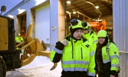 Des étudiants s'entraînent à opérer une excavatrice le 2 février 2026, à l'Ecole des minéraux et du pétrole du Groenland à Sisimiut