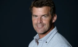 L'ancien perchiste français Jean Galfione, champion olympique à Atlanta (1996) et désormais skipper, lors d'une séance photo, le 22 septembre 2021 à Paris, avant de participer à la Transat Jacques Vabre, dont le départ aura lieu le 7 novembre au Havre