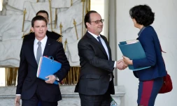 François Hollande entre Manuel Valls et Myriam el-Khomri à la sortie du Conseil des ministres le 25 mai 2016 à l'Elysée à Paris