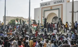 Manifestation de soutien aux putschistes devant l'Assemblée nationale du Niger, à Niamey, le 30 juillet 2023