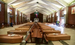 Des cercueils alignés dans l'église San Giuseppe à Seriate, en Lombardie, dans le nord de l'Italie, le 28 mars 2020