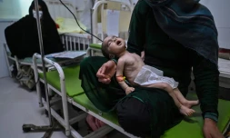 Une mÚre tient son enfant souffrant de malnutrition, mis sous perfusion dans une clinique de Médecins sans FrontiÚres à Hérat, en Afghanistan, le 22 novembre 2021