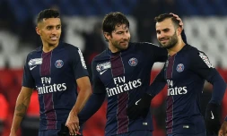 Les joueurs du PSG quittent la pelouse du Parc des Princes en joie après leur victoire face à Lille en Coupe de la Ligue, le 14 décembre 2016