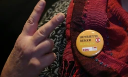 Un supporteur de la candidate à la mairie de Cologne Henriette Reker fait le V de la victoire après de premiers résultats en faveur de Mme Reker 
