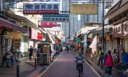 Une rue commerçante de Sheung Shui, le 10 décembre 2021 à Hong Kong