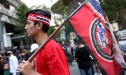 Un militant prodémocratie porte un drapeau lors de la manifestation antigouvernementale le 18 novembre à Bangkok