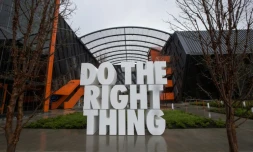 Devant le siège de Nike à Beaverton aux États-Unis, une sculpture géante reprend un slogan de l'équipementier, "Faites la bonne chose", le 22 mars 2018