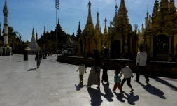 Des fidèles bouddhistes entrent dans le temple bouddhiste Shwedagon de Rangoun le 27 janvier 2022 