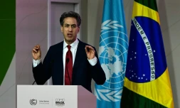 Edward Miliband, secrétaire d'État britannique chargé de la sécurité énergétique et de la neutralité carbone, lors de la session plénière de la COP30, à Belém, au Brésil, le 18 novembre 2025