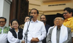 Le président indonésien Joko Widodo (C) et le candidat à la vice-présidence, le prédicateur conservateur Ma'ruf Amin (D) lors d'une conférence de presse à Jakarta le 18 avril 2019