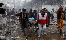 Des secouristes yéménites transportent un corps aprÚs des frappes attribuées à la coalition arabe à Sanaa, le 8 octobre 2016