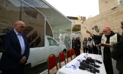 Le cardinal Anders Arborelius, évêque de Stockholm, bénit le "Véhicule de l'Espoir", la papamobile utilisée par le pape François lors de sa visite à Bethléem en 2014, réaménagée en clinique mobile pour enfants afin d'être déployée dans la bande de Gaza, à Bethléem, en Cisjordanie occupée par Israël, le 25 novembre 2025
