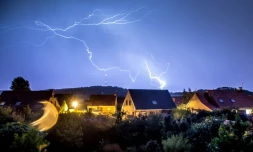 La canicule a laissé la place à des orages et des fortes pluies qui frappaient jeudi l'Est et le centre de l'Hexagone, avec 27 départements placés sous vigilance orange.