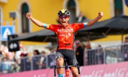 Le grimpeur colombien Santiago Buitrago remporte en solitaire la 17e étape du Tour d'Italie, le 25 mai 2022 à Lavarone (nord)