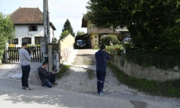 Des journalistes devant le domicile du suspect de l'enlèvement de la petite Maëlys, le 4 septembre 2017 à Domessin dans l'Isère