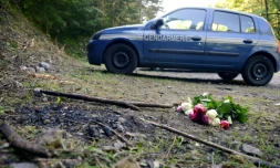 Un bouquet de fleurs en hommage aux victimes, sur le lieux de la tuerie de Chevaline, près d'Annecy (est de la France), où quatre personnes ont été tuées le 5 septembre 2012

