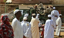 Des membres des forces de sécurité soudanaises patrouillent dans la capitale Khartoum le 5 juin 2019, jour de la fête musulmane du Fitr, marquant la fin du mois du ramadan.