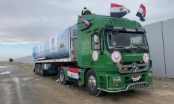 Un camion de carburant égyptien attend de pouvoir entrer dans la bande de Gaza, le 15 novembre 2023 au poste-frontiÚre de Rafah