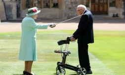 La reine Elizabeth II fait chevalier Tom Moore avec l'épée de son pÚre, George VI, au chùteau de Windsor à l'ouest de Londres, le 17 juillet 2020