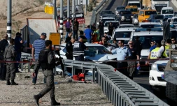 Des forces de sécurité israéliennes près de Kfar Adoumim, où un Palestinien a percuté avec sa voiture des soldats israéliens postés à une station de bus, le 27 novembre 2015 en Cisjordanie