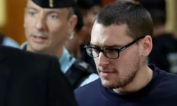 Samuel Dufour (C), un des trois skinheads impliqués dans la mort de Clément Méric, arrive au tribunal, le 4 septembre 2018 à Paris