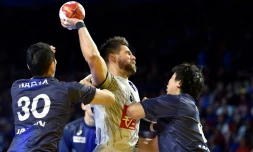 Le Français Luka Karabatic (c) face au Japon lors du Mondial, le 13 janvier 2017 à Nantes