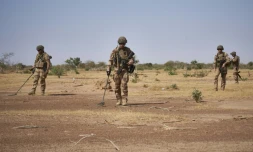 Des soldats français recherchent des mines artisanales avec des détecteurs pendant une opération de Barkhane dans le nord du Burkina Faso, le 12 novembre 2019