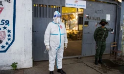 Un soldat vénézuélien portant une combinaison de protection attend les électeurs à un bureau de vote de Caracas, le 6 décembre 2020